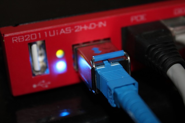 připojený LAN kabel